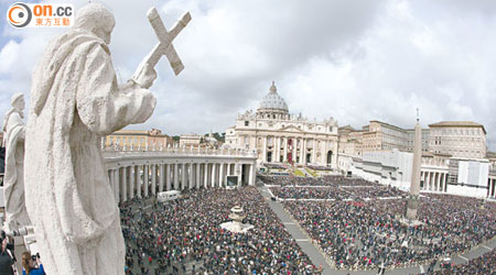 教友在梵蒂岡遠距離見到教宗，已感滿心安慰。
