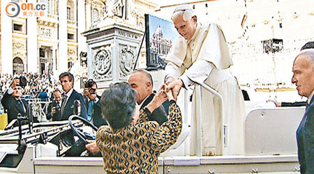 藝人羅蘭三次到梵蒂岡，最後一次才有機會與教宗握手。