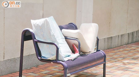 公共休憩空間遭佔用晾曬，令使用者無法享用設施。