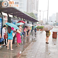 深圳福田區一巴士站台不乏等車歸家的市民。