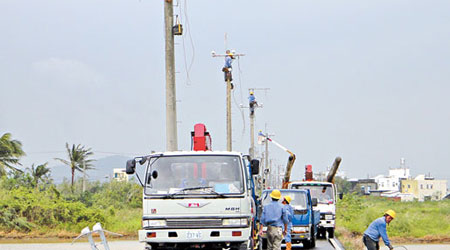 台東<br>台灣屏東縣有電線杆被強風吹斷。（中央社圖片）