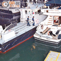 水警在肇事遊艇及附近一帶調查。