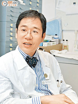 胡興正為本港著名腸胃及肝臟科醫生，其腸胃內窺鏡技術高超。