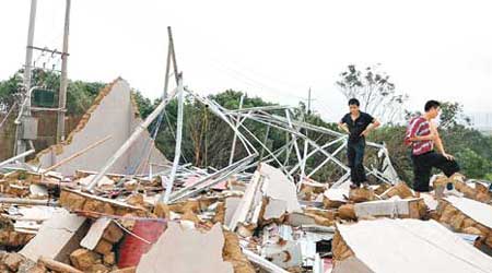 汕尾<br>中鐵十一局工人的房屋因強風倒塌，造成多人遇難。（中新社圖片）