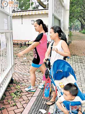小一自行收生階段因颱風關係順延至今日展開，但不少跨境學童家長昨撲個空。（馮淑環攝）