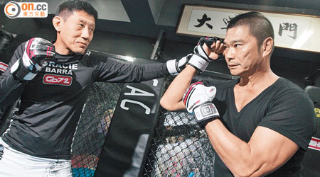 鄧達智（右）拜師電影武術顧問陳達禮（左）苦練綜合格鬥技，對抗手臂肌肉萎縮。（蘇文傑攝）