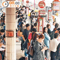 昨日中午市民擠在紅隧巴士站等候巴士上班。（黃仲民攝）
