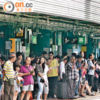 颱風過後，市民擠在港鐵月台等候乘搭列車返工。（陳錦輝攝）