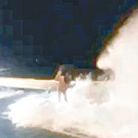 Tenashar前日在西環海旁馬路，濕身追風逐浪。（互聯網圖片）