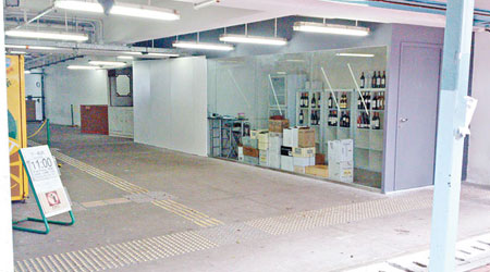 屯門碼頭大澳航線門口，疑被間封店舖開設紅酒專門店。（讀者提供）