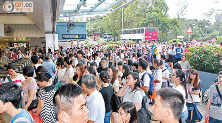 港鐵大學站外擠滿候車人群。（左蘭慶攝）