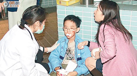 女醫生（左）九年前曾在相同位置為受傷男童急救。