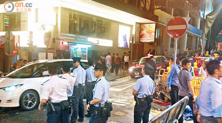 周末前夕，大批警員繼續在蘭桂坊巡邏及查牌。（李豪杰攝）