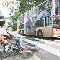 輪椅使用者選以斑馬線通過車來車往的雲華街並非易事。
