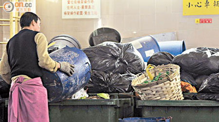 約三分之二受訪市民接受垃圾徵費每戶每月不逾廿元。（資料圖片）