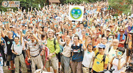 大批巿民參加保衞郊野公園行動，要求政府勿發展郊野公園。（陸智豪攝）