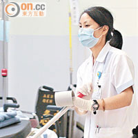 伊院醫護人員做足保護防範惡菌。