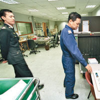 香港海關採取風險管理，只會抽查可疑包裹照X光機。（資料圖片）