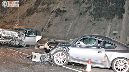 絕版日產S15跑車(右)與私家車迎頭狂撼，兩車車頭嚴重損毀。（梁少恒攝）