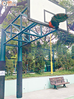 上李屋花園籃球場籃框損壞逾月，令使用者無法使用設施。