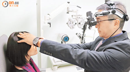 伍孝仁（右）指本港眼科視光師訓練多元化，並要累積足夠經驗才可執業。（陸建宏攝）