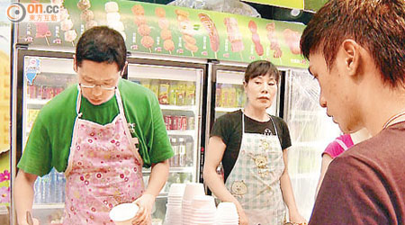黃傑龍（左）由酒家老闆變身做小食店員工，發現市場壟斷確實影響小市民生活。（受訪者提供）