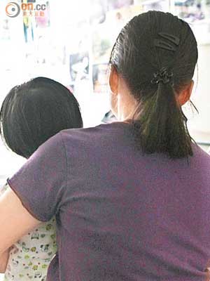育有兩女的單親媽媽李女士批評，社區保母服務欠缺彈性，不論服務時間及地點都極不方便。
