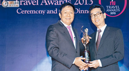 香港機場管理局機場運行執行總監吳自湛（右）領取TTG「旅遊名人堂」獎座。
