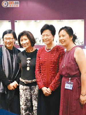許曉暉（左起）、羅啟妍、林鄭月娥及Fine Art Asia行政總裁盧卓楹齊齊研究扮靚心得。（潘翠華攝）