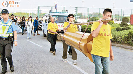 團體帶同棺材由旅遊塔遊行前往政府總部。