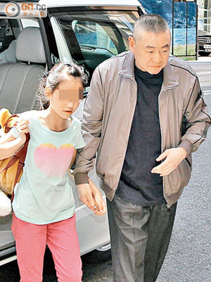 劉鑾雄又再更換辯護律師，他昨日拖女兒開餐，拒回應出庭應訊等問題。