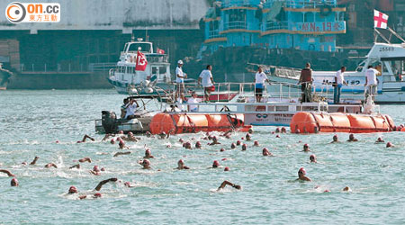 維港渡海泳第三屆復辦，參賽人數創新高達二千人。