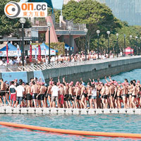 大會今年加建浮橋讓泳手等待上岸。