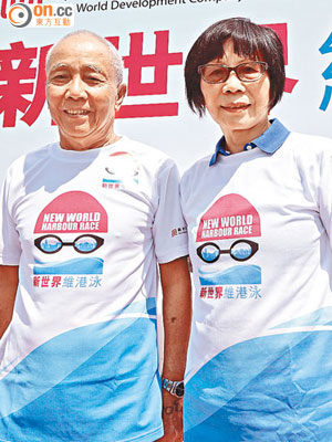 徐謙（左）與周佩嫻（右）屬今屆維港泳中最年長參加者。