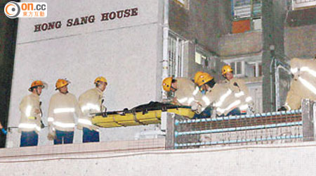 少女屍體抬離大廈平台。