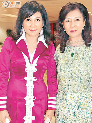 蔡李惠莉（左）同方劉小梅（右）下月分別榮升奶奶及外母，一見面即互相恭賀。（徐家浩攝）