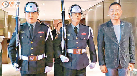 謝偉俊（右）見到台灣陸軍儀仗隊興奮埋位合照。（周依露攝）