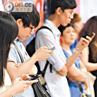 使用手機上網愈來愈普遍，市民很容易收到謠言訊息。