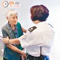 被困升降機內感不適的老婦向救護員講述情況。