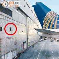外牆留下一個大洞（紅圈示），飛機尾部損毀。（讀者提供）