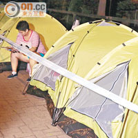 大批家長昨晚在輪候區打開帳篷露宿。（胡家豪攝）