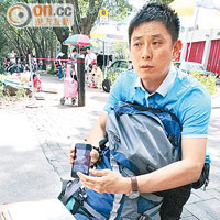 來自河南的王先生，帶了包括睡袋、煮食工具等全副露營裝備排隊。