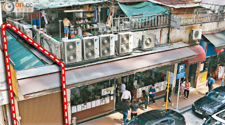 橫巷位置（紅框示）被食肆以鐵閘圍封闢作食堂，並以伸縮帆布作頂蓋，而另一食肆亦有類似僭建（藍框示）。