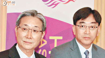 梁智仁（左）將於十二月接任醫管局主席，右為高永文。（何天成攝）