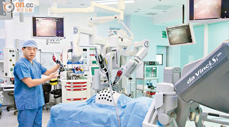 楊丕祥表示，達文西機械臂手術儀器可應用於膽囊割除單孔微創手術。（梁耀榮攝）