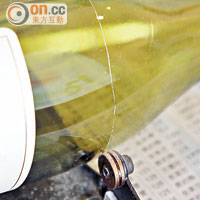 玻璃樽身較厚，須使用專門的玻璃切割器。