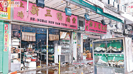 起火的「上海新三陽南貨」，載有大閘蟹的雪櫃推至店外。（楊偉嶽攝）