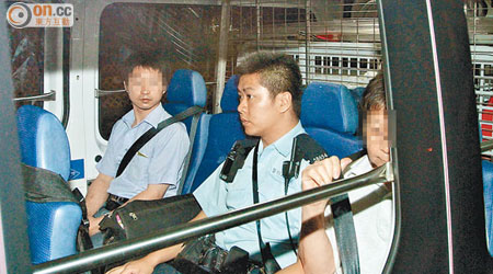 舊東主(右)與新店東的台灣友人（左）返署調查。（賴南秋攝）