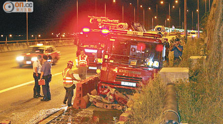 消防泵車於屯門公路失事掃水馬撞石躉。（吳建明攝）