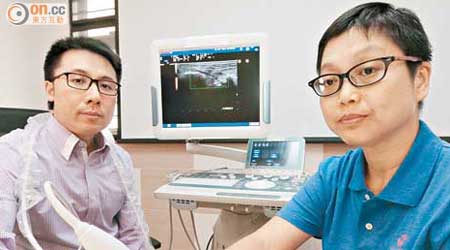 風濕科專科醫生馬繼耀（左）指，本港正逐步引入超聲波儀器為類風濕關節炎檢查。右為患者張成葉。（潘思維攝）